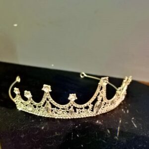 Fashion Crystal Tiara and Crown for Women Stylish Headband Crowns with Comb Tiaras for Girls Kids Queen Princess Wedding Bridal Birthday Gift Hair Accessories